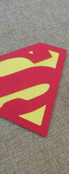 Convite inspirado no símbolo do super-homem para festa de aniversário