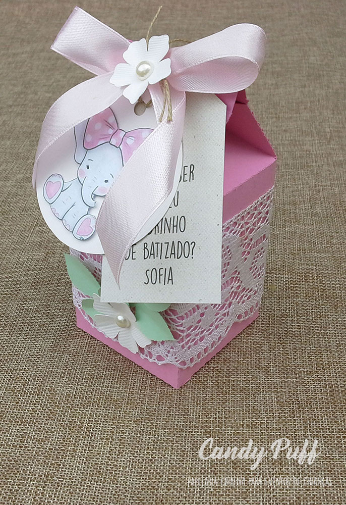 Convites para padrinhos de batizado com a forma de uma embalagem com chocolates
