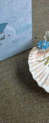 Concha floral azul com nome e embalagem