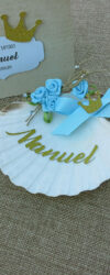 Concha floral azul personalizada com nome e acompanhada de embalagem para lembranças de batizado de menino