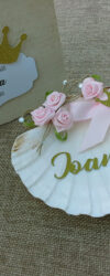 Concha floral rosa com embalagem para lembranças de batizado