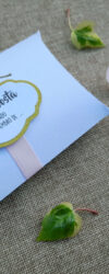 Dezena branca e rosa com etiqueta e embalagem para lembrança de batizado de menina