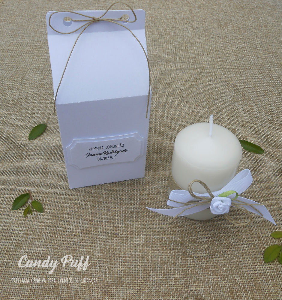 embalagem branca com vela floral para lembranças de comunhão