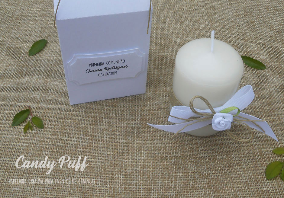 Vela floral branca com embalagem para lembrancinhas de primeira comunhão